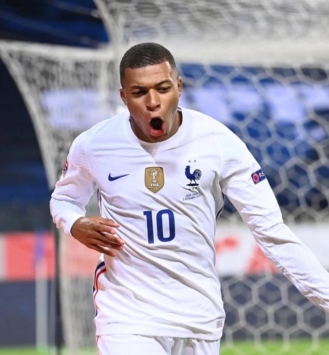 庆祝波兰独立日，莱万将纽约帝国大厦点亮为白红色