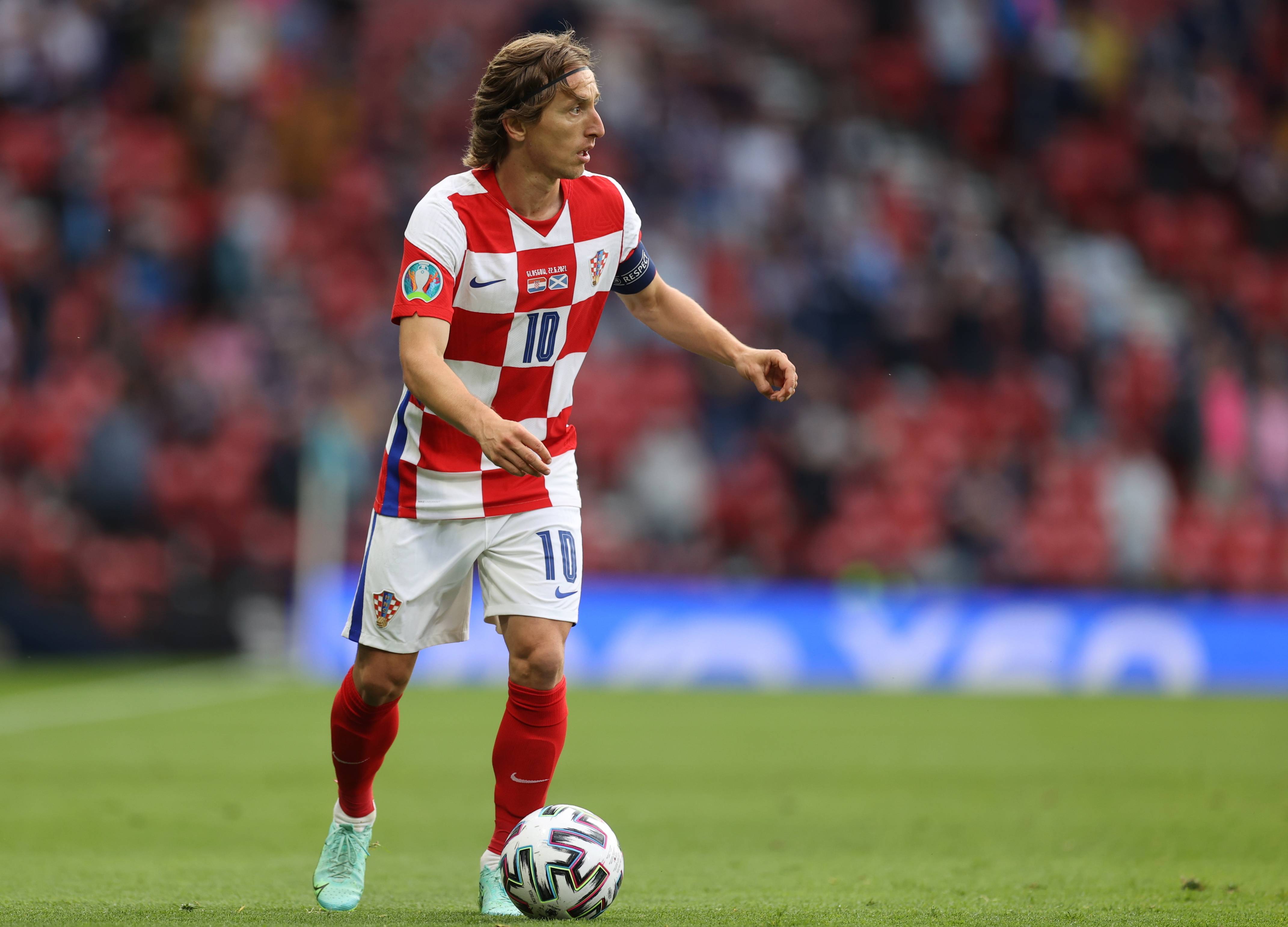 中国篮球历史新篇章！NBL合肥17分大胜CBA江苏队，易立满脸无奈