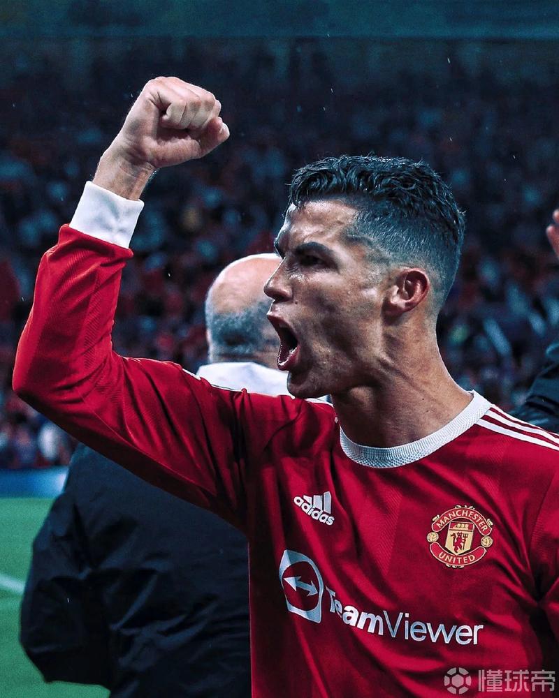 哈兰德晒与母亲、哥哥合照：老大、我和我哥