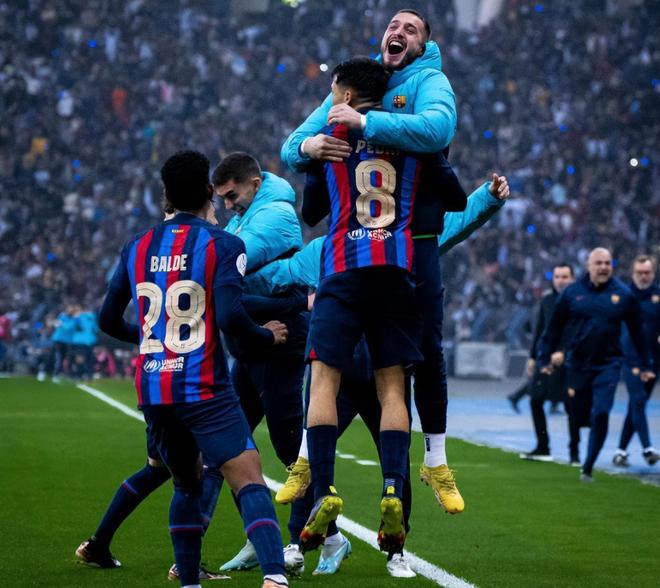 贝克汉姆观看迈阿密国际训练，与梅西、德保罗拥抱