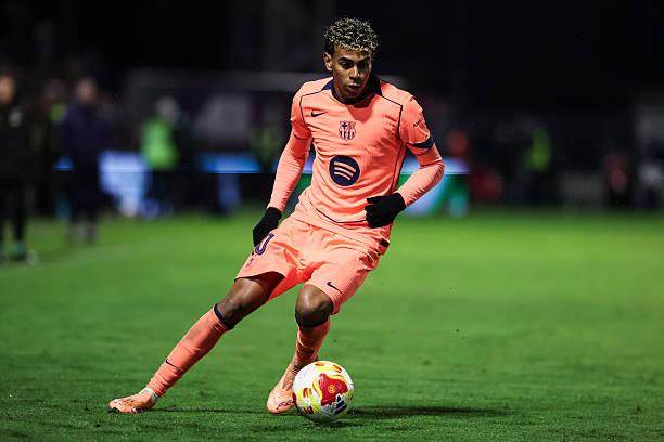 中国乒乓球队在关键战中被法国新星勒布伦逆转，展现技术与心理博弈，国乒面临严峻挑战。